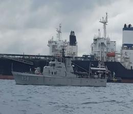 Kapal Tanker MT Young Yong yang kandas dievakuasi di perairan Batam (foto/Antara) 