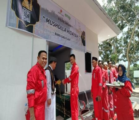 Area Manager EMP Bentu-Korinci Baru Limited, Yoyok S Purwanto meresmikan Musala Hidayah di kawasan BGP Pekanbaru.(foto: istimewa)