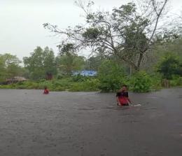 Banjir yang melanda sejumlah desa di Kabupaten Kepulauan Meranti sebatas pinggang orang dewasa