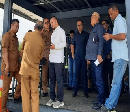 Rombongan Komisi IV DPRD Pekanbaru ditolak saat sidk ke PT Sumatera Kemasindo terkait dugaan pencemaran lingkungan.(foto: mimi/halloriau.com)