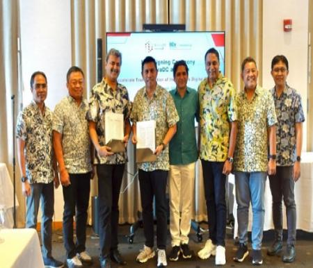 CEO NeutraDC, Andreuw Th A F (kanan) dan CEO BDx, Mayank Srivastava (kiri) usai MoU antara Telkomsel dan Indosat di Hawaii.(foto: istimewa)