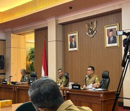 Kadisbun Riau, Syahrial Abdi didampingi Asisten II Setdaprov Riau Job Kurniawan saat rapat lanjutan Satgas PT SIR (foto/Mg1)