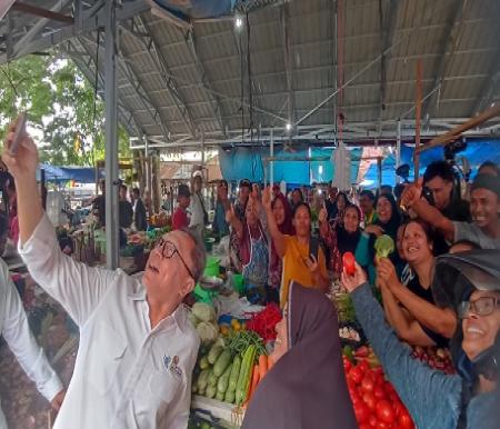 Mendag Zulhas selfie dengan pedagang di Pasar Palapa, Pekanbaru (foto/rahmat-halloriau)
