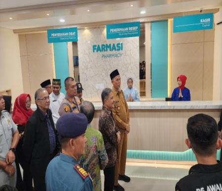 Walikota Dumai H Paisal meninjau ruangan Farmasi di RS Awal Bros usai meresmikan RS Awal Bros Kota Dumai (foto/bambang)