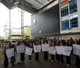 Aksi massa menolak kehadiran diskotek JP di Jalan HR Soebrantas Pekanbaru beberapa waktu lalu.(foto: int)