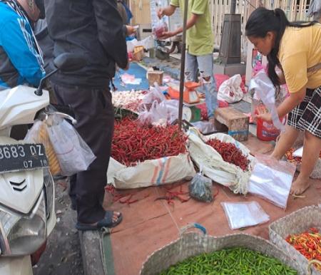Harga cabai merah keriting di pasar tradisional Kota Pekanbaru, Riau melonjak (foto/riki)