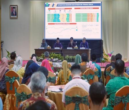 Plh Sekdaprov Riau saat rapat TP2DD Riau.(foto: mcr)