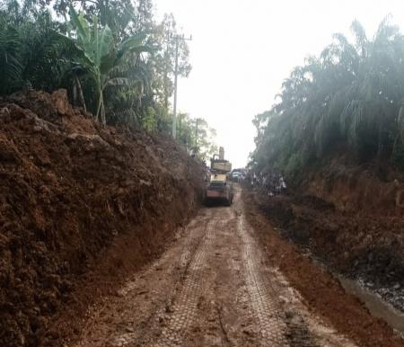 Jalan rusak parah di Batang Cenaku Inhu.(foto: mcr)