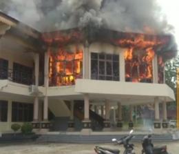 Gedung DPRD Inhu terbakar dan masih belum diketahui penyebab pastinya (foto/ist)