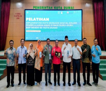 Walikota Dumai membuka pelatihan implementasi HOTS berbasis digital yang digelar FKIP Unri (foto/bambang)