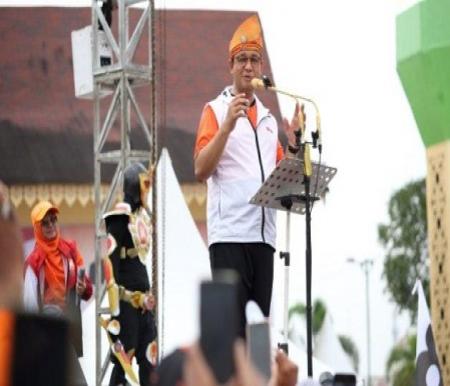 Capres Koalisi Perubahan, Anies Baswedan saat menyapa pendukungnya di Medan (foto/int)