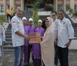 Penyerahan bantuan dari pengurus ID42NER Chapter Riau