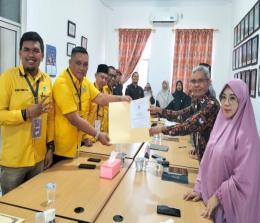 Ketua KPU Dumai Darwis menerima berkas Bacaleg dari Ketua DPD II Partai Golkar Dumai Ferdiansyah pada hari terakhir pendaftara (foto/bambang)