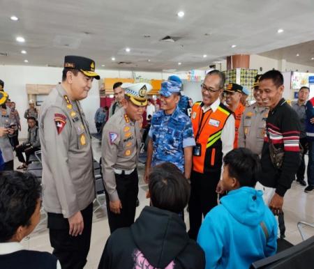 Kapolda Riau Irjen Iqbal tinjau arus mudik Lebaran di Bandara SSK II Pekanbaru (foto/Yuni)