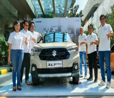 Jajaran Manajemen PT SIS saat launching New XL7 Hybrid di Pekanbaru.(foto: istimewa)