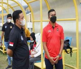 Kadispora Riau Boby mengecek stadion dan lapangan sepakbola (foto/int)