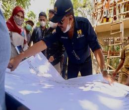 Kepala Balai PPW Riau saat meninjau proyek Pamsimas III di Kecamatan Sentajo, Kabupaten Kuansing.