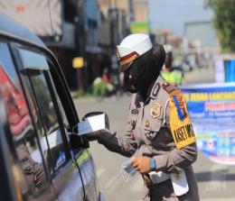 Kasat Lantas Polres Dumai AKP Akira Ceria, S.I.K bagikan masker saat pelaksanaan Operasi Zebra Lancang Kuning Tahun 2021 di Kota Dumai.