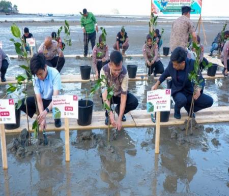 Capella Honda bersama mitra strategis tanam 2.000 mangrove di Aceh Besar (foto/ist)