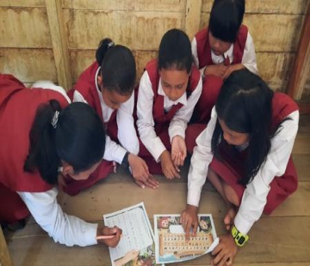 Para pelajar tingkat SD mempelajari cara pencegahan karhutla secara interaktif bersama karakter dongeng Rumbun dan Sahabat Rimba.(foto: istimewa)