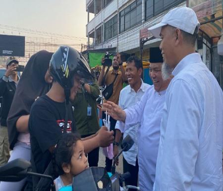 Pj Gubernur Riau bersama Walikota Dumai saat berbagi takjil di Pasar Ramadan Dumai.(foto: sri/halloriau.com)