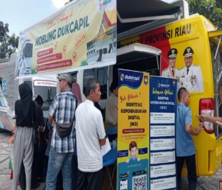 Bus Adminduk Disdukcapil Pekanbaru di Halaman Kantor Gubernur Riau dalam rangka event Roadshow Bus KPK.(foto: rahmat/halloriau.com)