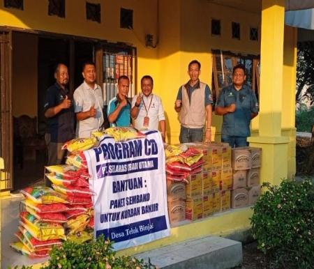 PT SAU salurkan bantuan untuk korban banjir di Desa Kuala Tolam dan Teluk Binjai (foto/andi)