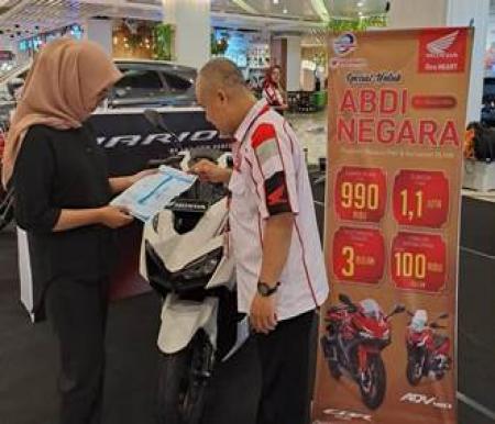 Salesman Honda melakukan penjelasan terkait sepeda motor Honda ke konsumen (foto/int)