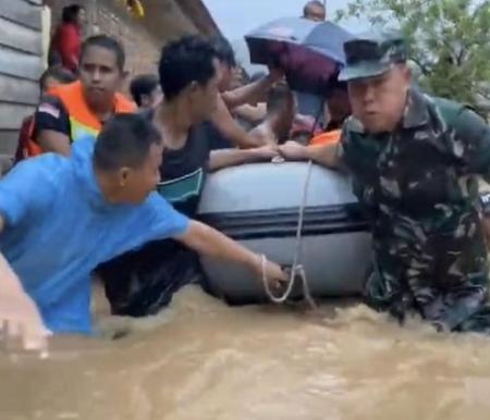 Banjir di Kota Padang, warga dievakuasi.