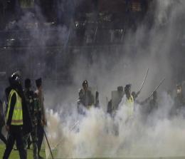 Gas air mata memenuhi Stadion Kanjuruhan menelan 174 korban jiwa termasuk anak-anak.(foto: detik.com)