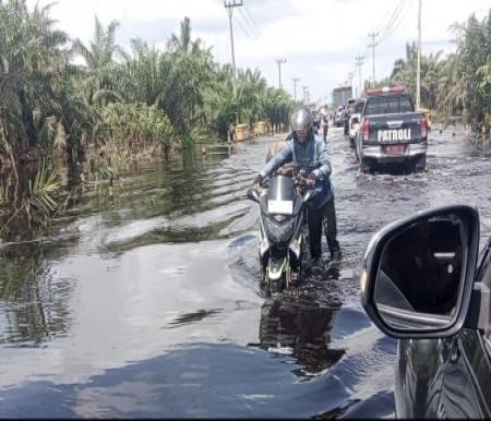 Banjir di Jalintim Kabupaten Pelalawan mulai surut (foto/andi)