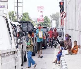 Pengemis di perempatan lampu merah Kota Pekanbaru marak (foto/int)