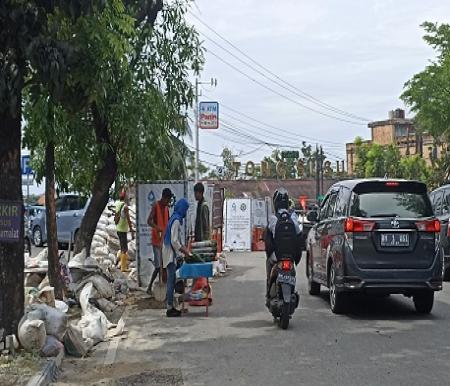 Kegiatan penanaman pipa PDAM Tirta Siak di Jalan Sudirman dikeluhkan warga (foto/int) 