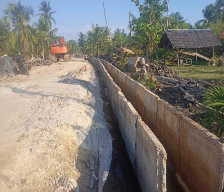 Dinas PUPR Kepulauan Meranti menggunakan U Dict bekas untuk saluran drainase