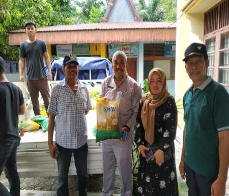 Lurah Rumbai Bukit, Edy Azwar bersama Ketua Forum RT/RW Kelurahan Rumbai Bukit, Yulia saat mengawasi operasi pasar beras SPHP (foto/riki)