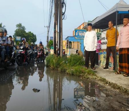 Pj Gubernur Riau saat meninjau Jalan Suka Karya yang rusak.(foto: sri/halloriau.com)