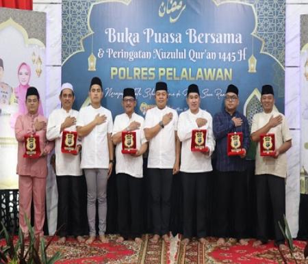 Kapolres Pelalawan bersama para peraih juara berbagai lomba yang digelar Polda Riau.(foto: andi/halloriau.com)