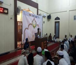 Ustaz KH Muhammad Syauqi MZ, yang merupakan putra Almarhum Ustadz Sejuta Umat KH Zainuddin MZ, memberikan pencerahan di Masjid Ar Rahman Desa Sialang Jaya, Kecamatan Rambah.