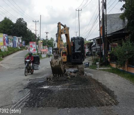 Perbaikan jalan berlubang di Kuansing.(foto: mcr)