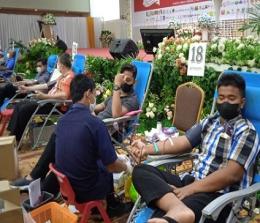 Kegiatan donor darah di Hotel Furaya yang dilaksanakan Relawan Peduli Covid-19 Riau bersama PMI Kota Pekanbaru. 