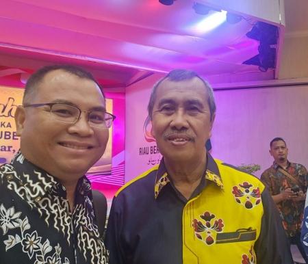 Rektor Unilak Prof Dr Junaidi (kiri) bersama Gubernur Riau Syamsuar.