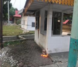 Tampak pos jaga Satpol PP Pekanbaru dilempar molotov.