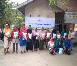 Penyaluran bantuan dari Rumah Yatim Riau kepada warga Rumbai Pesisir, Pekanbaru.