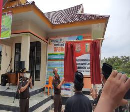 Kajari Kuansing, Nurhadi Puspandoyo membuka selubung plang Balai Musyawarah Kampung RJ Desa Beringin Taluk, Kamis (31/3/2022)