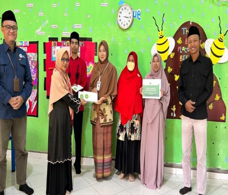 Guru honorer di Sekolah Islam Aqzia mendapat bantuan dari IZI Riau (foto/ist)