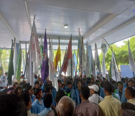 Mahasiswa Unri geruduk gedung Rektorat protes UKT dan IPI mahal (foto/Yuni)