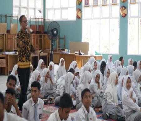 Koordinator Divisi SDM dan Diklat Bawaslu Pekanbaru, Taufik Hidayat saat memberikan materi kepada siswa di SMAN 10 Pekanbaru.(foto: rinai/halloriau.com)