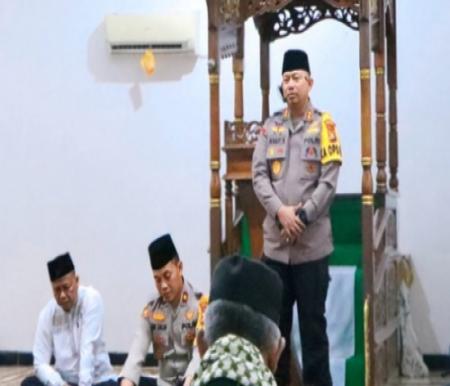 Kapolres Siak, AKBP Asep Sujarwadi SIK MSI usai salat subuh bejamaah di Masjid Nurul Yakin Dayun.(foto: istimewa)