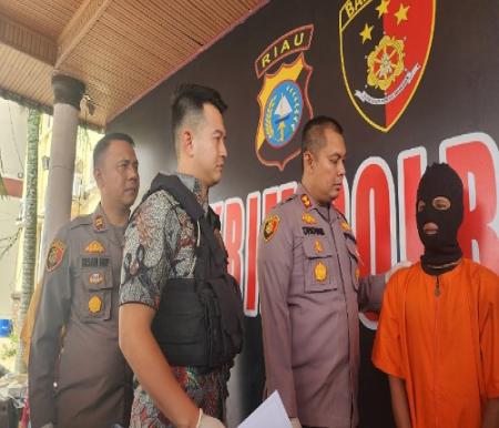 Kapolres Dumai saat ekspos pengungkapan kasus pembunuhan yang dilakukan suami kepada Kartini di Mapolres Dumai, Jumat (8/9/2023).(foto: bambang/halloriau.com)