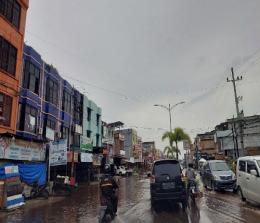 Banjir rob di Kota Dumai menggenangi sejumlah jalan.(foto: bambang/halloriau.com)